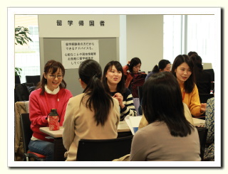 実際に留学から帰国された<br />先輩の体験談が聞けます 留学から帰国後のことも気になりますよね?
スペイン留学フェアには一足先にスペイン留学の夢を叶えた
先輩の体験談を聞くことができます。
留学前に不安だったことやその解決方法
留学中の思い出など経験者だからできるアドバイス。
スペイン留学について心配なことを相談してみましょう。