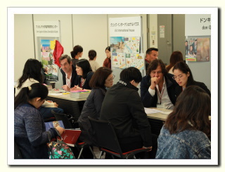スカラシップ(奨学金)がもらえます スペイン留学フェアに参加する優良スペイン語学校からスカラシップ(奨学金)を提供されます。(希望者多数の場合は抽選となります)
応募方法はスペイン留学フェアに参加して、応募用紙を希望する学校スタッフに渡すだけ。
スカラシップを利用してお得にスペイン留学を実現してください。