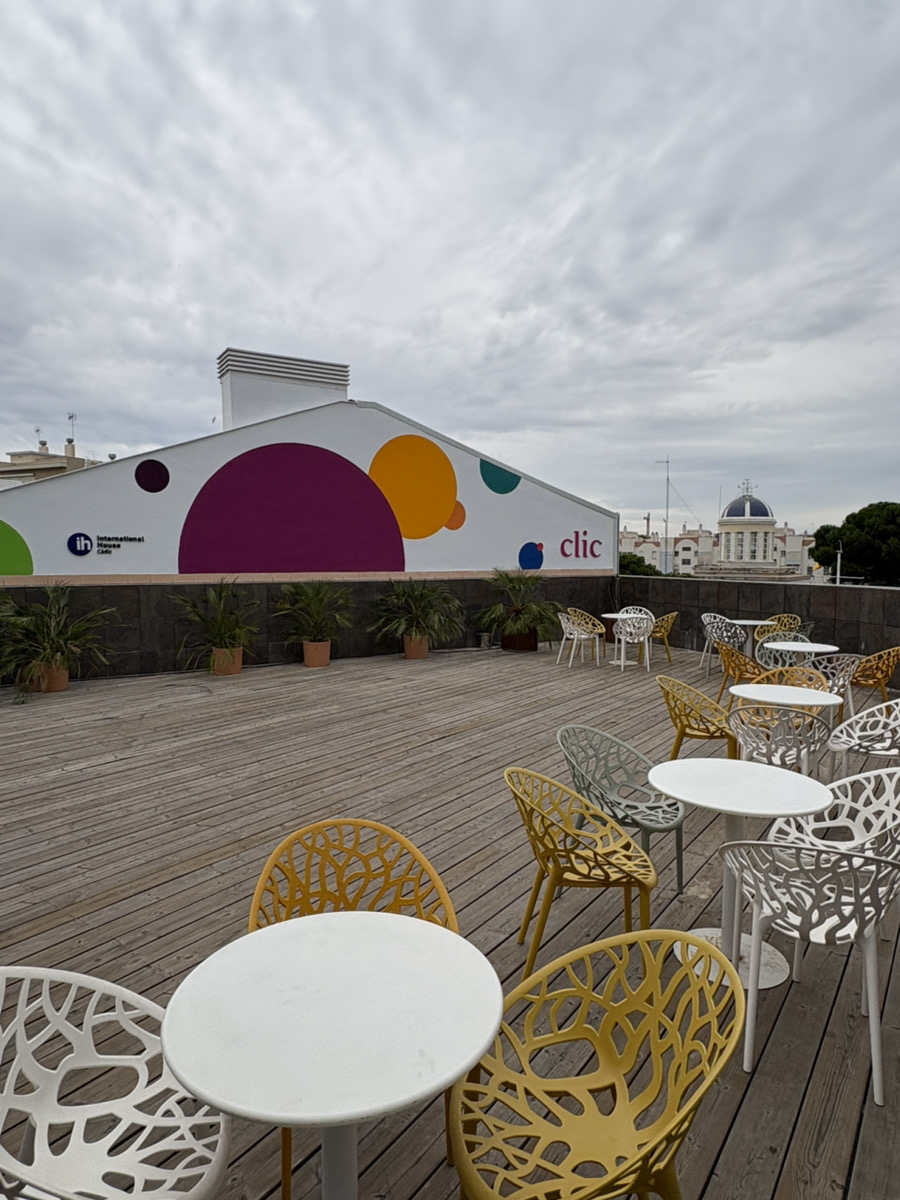 潮風を感じながらのヨガ